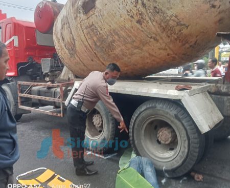 Salip Kiri, Pemotor Tewas Terlindas Truk Mixer di Jalan Ponokawan Krian